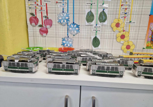 Modele tramwajów zrobione przez dzieci