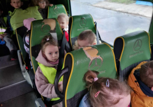 Dzieci zapięte w pasy siedzą w busie