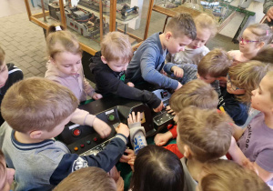 Dzieci manipulują przyciskami na pulpicie tramwaju