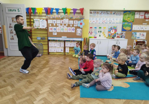Tancerz prezentuje dzieciom układ taneczny.