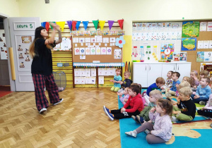 Tancerka prezentuje dzieciom układ taneczny.