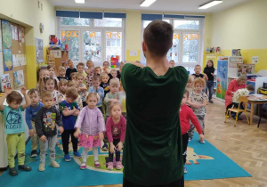 Tancerz uczy dzieci układu tanecznego