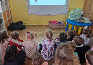 Dzieci oglądają film edukacyjny n/t Powietrza