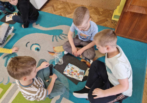 Chłopcy układają wspólnie puzzle