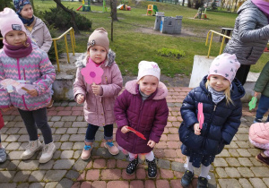 4 dziewczynki witają wiosnę na przedszkolnym tarasie