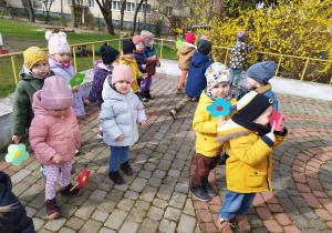 Dzieci z gr 1 witają wiosnę na przedszkolnym tarasie